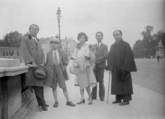 刘海粟全家与陈人浩、王济远在欧洲旅途中的合影,1929—1931 ?新加坡刘抗家庭