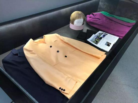 酷似默克尔的造型,以及假发和衣服等道具