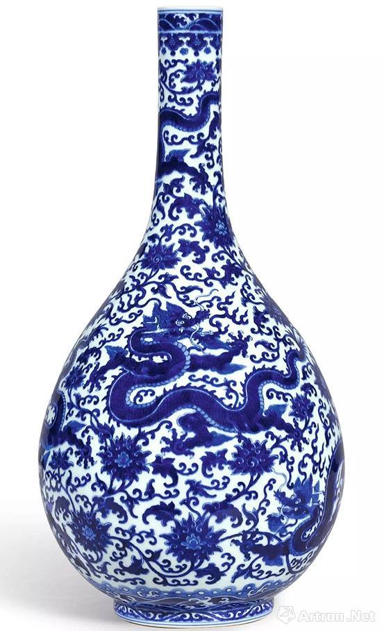 清乾隆青花穿莲龙纹长颈胆瓶4369万元成交