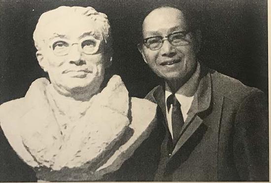 1990年,张充仁和吴湖帆的胸像合影