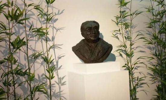 展览现场展出的张充仁于1990年完成的吴湖帆胸像