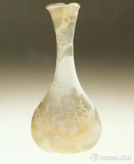 法国加莱白地八仙花纹套料瓶(1904-1914年)