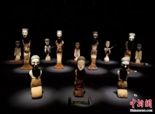 出土文物场景复原:辛追观看演出。卢文伟 摄