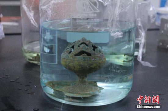 图为对文物进行化学除锈 徐雪 摄