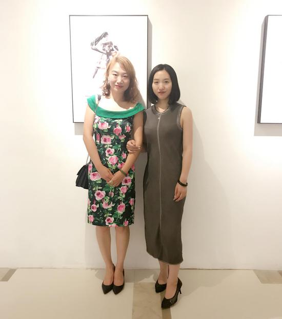 (右)久麗美术馆执行馆长、策展人叶青女士