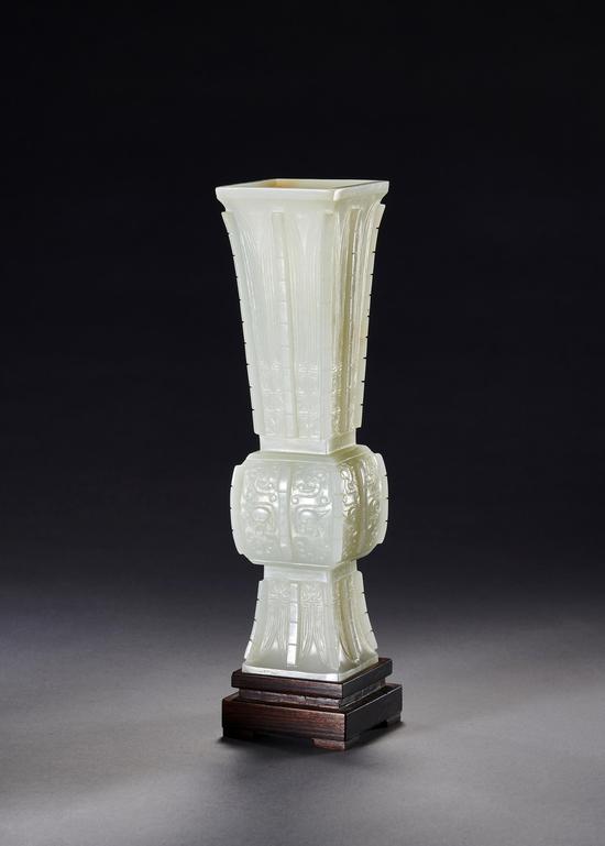 清乾隆 白玉仿古饕餮纹出戟方觚 H19.5cm 来源:英国泽西岛伯爵旧藏;伦敦苏富比《泽西岛伯爵伉俪玉器典藏》专场