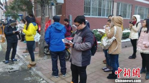 11月29日上午8时,距离2016年国考公共科目笔试开始还有1小时时间,北京市中关村中学双榆树校区的考点外已经聚集了大批等候进场的考生。中新网 张尼 摄
