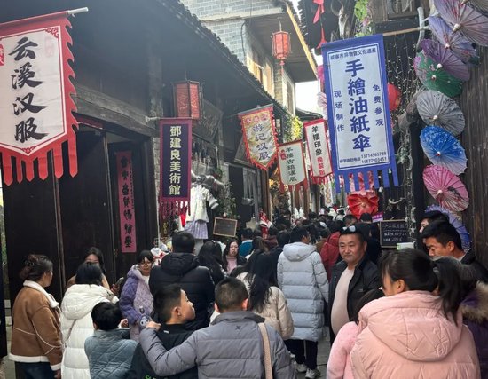 正月初七,咸宁赤壁羊楼洞古镇迎来了大量游客,游客们纷纷品青砖茶,游明清古街,体验民俗项目。