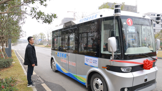 全国首条跨市自动驾驶公交在武汉开通 首年免费乘坐