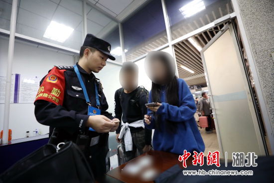 10月20日,汉口火车站,铁路民警刘劲和冯女士共同清点核对遗失物品