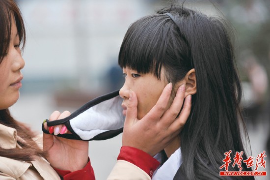 11月11日下午,长沙市树木岭湖南省工业贸易学校,姐姐查看伤情,安慰小梦。记者 田超 摄