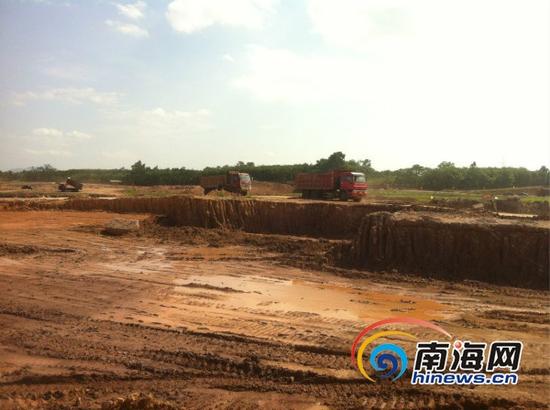 运送土方的大货车在琼海博鳌机场建设现场来回穿梭(南海网记者高鹏摄)