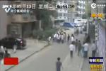 实拍男女两学生遭围殴 被同学猛踹扇耳光