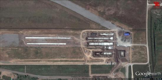 近日曝光在网络上的一张卫星照片显示,国内某地出现两条跑道和相关实验设施,可以看到地面上有类似轨道的凹槽,有观点认为这是正在研制的新型航母弹射装置,而且更有可能是电磁弹射装置。